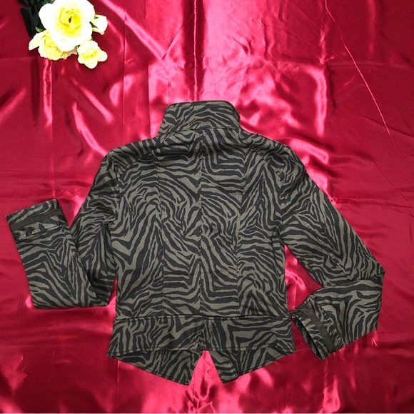 ⭐️NEW⭐️White House Black Market (WHBM) Zebra Print Denim Jacket - Picture 4 of 8